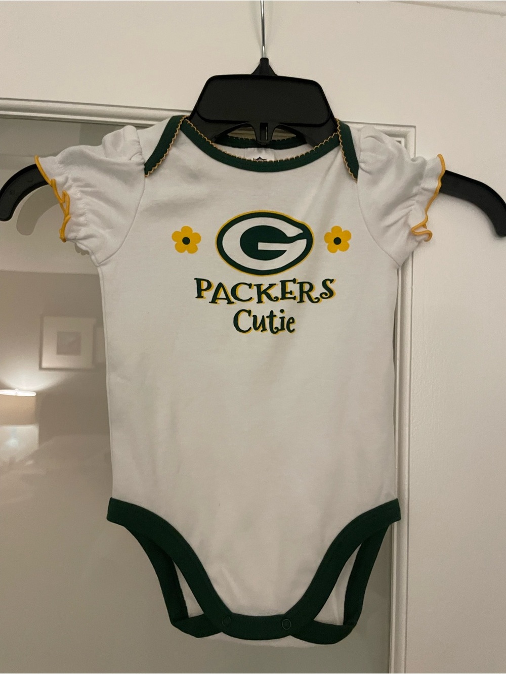 NFL Team Apparel Green Bay Packers Cutie One-Piece Bodysuit 6-12M ruffled sleeve